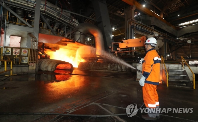 포스코 광양제철소 제5고로에서 한 근로자가 뜨거운 쇳물 곁에서 작업하는 모습. 연합뉴스