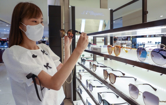 서울 시내의 한 롯데백화점에서 고객이 선글라스를 고르고 있다. 롯데쇼핑 제공