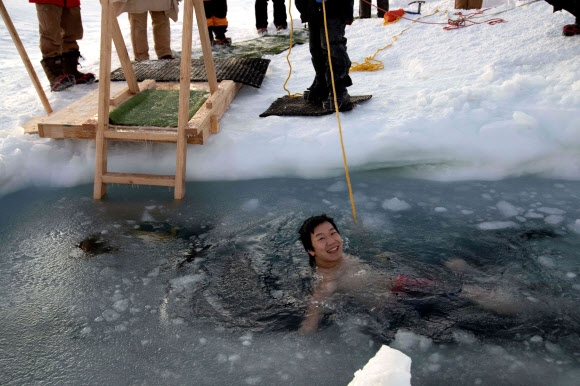 ‘동지 맞이’ 남극 빙하서 수영하는 연구원