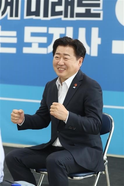 오영훈 제주도지사 당선인이 지난 20일 당선인 사무실에서 서울신문과 인터뷰를 하고 있다. 오 당선인은 제2공항 추진과 관련해 “기본적으로 시설 확충 등으로 지금의 항공 인프라가 개선돼야 한다는 생각에는 변함이 없다”고 밝혔다. 제주지사 인수위 제공