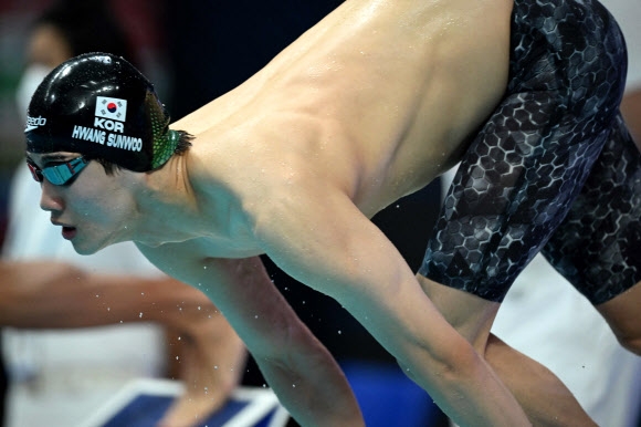 21일 오전(한국시간) 헝가리 부다페스트의 두나 아레나에서 열린 ‘2022 국제수영연맹(FINA) 세계선수권대회’ 남자 자유형 200ｍ 결선에서 황선우가 힘차게 스타트를 하고 있다. 이날 황선우는 1분44초47의 한국 신기록으로 다비드 포포비치(루마니아·1분43초21)에 이어 2위로 레이스를 마쳤다.  부다페스트 AFP 연합뉴스