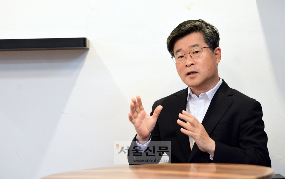 김길성 서울 중구청장 당선인이 21일 중구시설관리공단 내 구청장직인수위원회 사무실에서 중구의 개발 계획에 대해 밝히고 있다. 정연호 기자