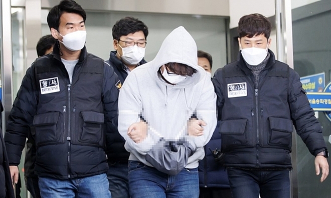 교제했던 여성의 집을 찾아가 가족을 살해한 혐의를 받는 이석준이 지난해 12월 17일 오전 서울 송파경찰서에서 나와 검찰로 송치되고 있다. 연합뉴스DB