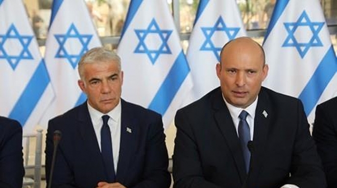 나프탈리 베네트 이스라엘 총리(오른쪽)와 야이르 라피드 외무장관(왼쪽). EPA연합뉴스DB