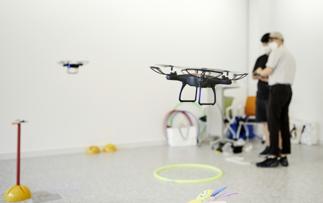 서울 서대문구가 지역 거주 장애인을 대상으로 4차 산업혁명 캠프를 진행한다. 사진은 서대문구평생학습관·융복합인재교육센터에서 드론 실습 교육을 하는 모습. 서대문구 제공 