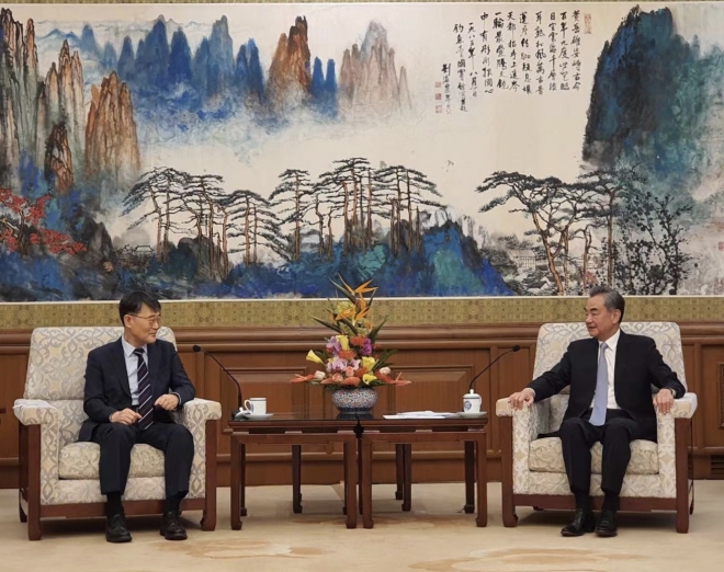 장하성(왼쪽) 주중대사가 귀국을 하루 앞둔 22일 중국 베이징에서 왕이 중국 외교담당 국무위원 겸 외교부장을 면담해 환담을 나누고 있다. 베이징 한국대사관 제공