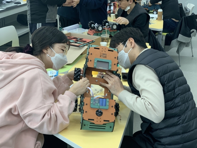 관내 청소년과 대학 관계자가 과학창의교육 ‘자율주행자동차 제작’ 과정에 참여하고 있다. 금천구 제공