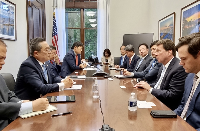 구자열(왼쪽 두번째) 한국무역협회 회장이 빌 해거티(오른쪽 두번째) 테네시주 상원의원을 만나 면담을 하고 있다. 한국무역협회 제공 