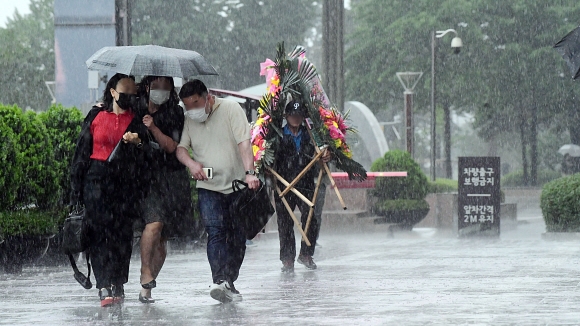 전국적인 장마 시작이 예보된 23일  시민들이 서울 중구 인근에서 우산을 쓰고 걷고 있다. 2022. 6. 23 정연호 기자