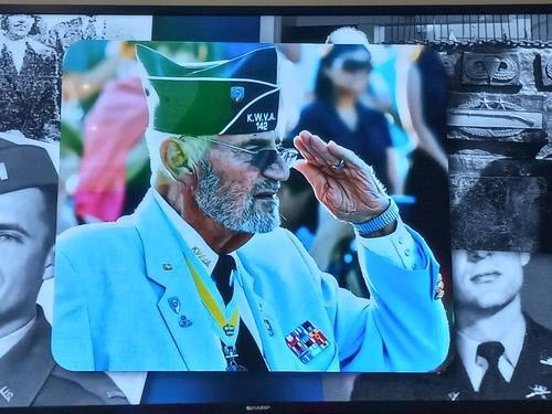 한국전쟁 참전으로 오른팔을 잃은 웨버 대령이 지난해 5월 추모의 벽 착공식 때 ‘왼손 경례’를 하는 모습. 연합뉴스
