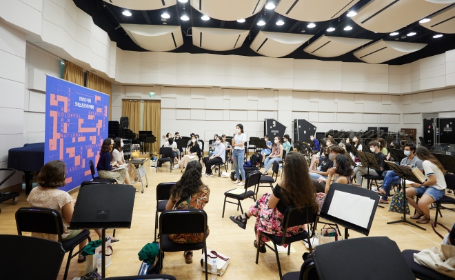 ‘2022 KNSO 국제 오케스트라아카데미’에 참가 중인 국내외 연주자들이 지난 21일 서울 서초구 국립예술단체연합회 오케스트라 스튜디오에서 상견례를 하고 있다.  국립심포니오케스트라 제공