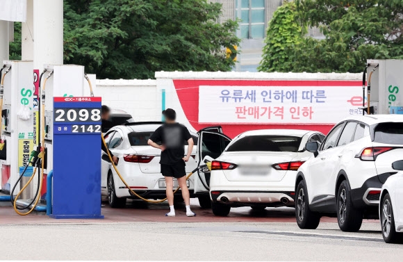 지난 19일 경기도 용인시 경부고속도로 부산방향 기흥휴게소 주유소에서 차량이 주유를 위해 줄을 서 있다. 연합뉴스