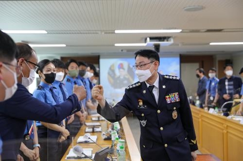 정봉훈 해양경찰청장이 5월 31일 남해지방해양경찰청을 방문해 직원들을 격려하고 있다.