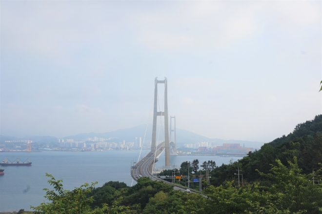 광양과 여수를 잇는 이순신대교. 멀리 왼쪽에 광양신시가지, 오른쪽에  포스코 광양제철소가 보인다. 여수에는 이순신 장군의 전라좌수영이 있었다.