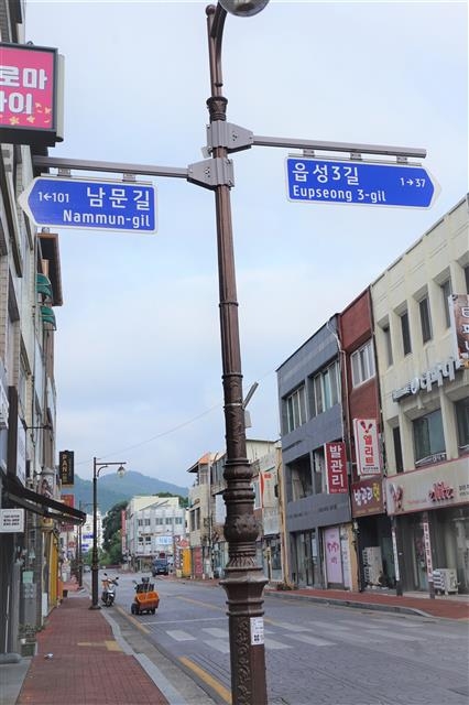 광양읍성 안팎의 길이름 팻말. 이 지역의 역사를 보여 준다. 서동철 논설위원