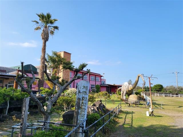 화석박물관으로 활용됐던 제주 서귀포시 표선면 하천리 357-1 하천초등학교는 임대 만료로 운영이 중단됐지만 임차인이 이사할 시간을 달라며 학교를 무단 점유해 소송까지 갈 위기에 처해 있다.