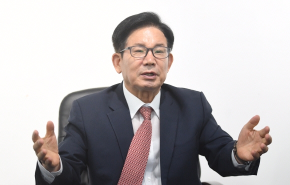 박강수 서울 마포구청장이 지난 24일 마포중앙도서관에 마련된 민선 8기 마포구청장직인수위원회 사무실에서 구정 방향에 대해 설명하고 있다. 김명국 기자