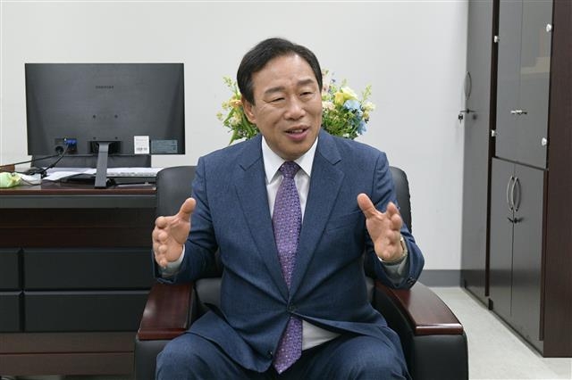 최민호 세종시장 당선인이 지난 23일 어진동복합커뮤니티센터에 있는 시장직 인수위원회에서 서울신문과 인터뷰를 갖고 차기 시정 방향을 밝히고 있다. 세종시 제공