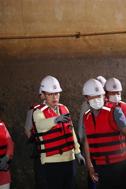 이기재(왼쪽) 서울 양천구청장 당선인이 지난 20일 지하 40m 신월빗물저류배수시설 터널 안을 직접 둘러보고 있다. 양천구 제공