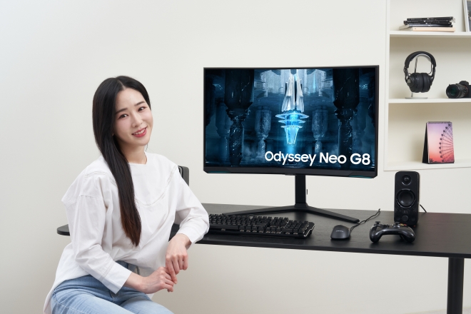삼성전자 모델이 서울 시내 한 스튜디오에서 커브드 게이밍 모니터 신제품 ‘오디세이 네오 G8’을 선보이고 있다. 삼성전자 제공 