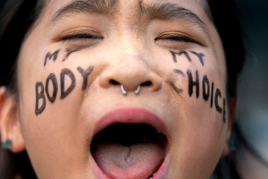 낙태권 폐지에 눈물…미국 여성들 ‘금욕 선언’