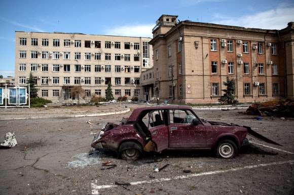 최근 러시아군이 점령했다고 발표한 우크라이나 동부 루한스크주 요충지 세베로도네츠크의 아조트 화학공장에 차량 잔해가 남아 있다. 2022.6.26 타스 연합뉴스