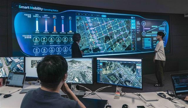 서울 미래모빌리티센터 직원들이 디지털 트윈 기술로 구현된 상암 자율주행 시범 운행 지구를 관리·통제하고 있다. SKT 제공