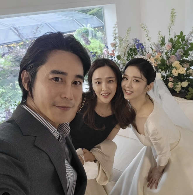 장나라(맨 오른쪽) 결혼식을 축하해주는 정태우와 장인희 부부. 장인희 인스타그램