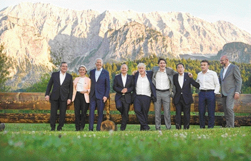 한자리 모인 G7 정상들 주요 7개국(G7) 정상들이 26일(현지시간) 독일 바이에른주 엘마우에서 개막한 G7 정상회의 행사에서 기념촬영을 하고 있다. G7 정상들은 촬영을 앞두고 단체 복장을 얘기하던 중 과거 웃통을 벗고 찍은 사진으로 남성미를 과시했던 블라디미르 푸틴 러시아 대통령에 대한 조롱 섞인 농담을 주고받았다. 보리스 존슨 영국 총리가 먼저 “재킷 벗을까요? 푸틴보다 강하게 보여야 하는데”라고 운을 떼자, 쥐스탱 트뤼도 캐나다 총리가 “웃통을 다 벗고 승마 정도는 해 줘야 한다”고 맞장구를 쳤다. 조 바이든 미국 대통령은 이 농담에 끼지 않다가 사진 촬영 시 진한 미소만 보였다. 왼쪽부터 마리오 드라기 이탈리아 총리, 우르줄라 폰데어라이엔 유럽연합(EU) 집행위원장, 바이든 미국 대통령, 올라프 숄츠 독일 총리, 존슨 영국 총리, 트뤼도 캐나다 총리, 기시다 후미오 일본 총리, 에마뉘엘 마크롱 프랑스 대통령, 샤를 미셸 EU 상임의장. 엘마우(독일) AP 뉴시스