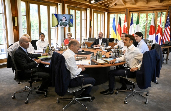 우크라 대통령과 화상 회동하는 G7 정상들 조 바이든 미국 대통령을 비롯한 주요 7개국(G7) 정상들과 유럽연합(EU) 지도자들이 27일(현지시간) 독일 바이에른주 엘마우 성에서 열린 G7 정상회의 둘째 날 회의에 참석한 가운데 볼로디미르 젤렌스키 우크라이나 대통령이 화상을 통해 연설하고 있다. 2022.6.27 크륀 로이터 연합뉴스