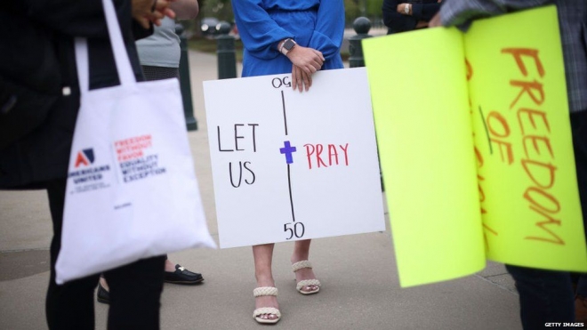 조지프 케네디를 응원하는 이들이 ‘기도하게 해달라’는 글귀가 적힌 플래카드를 들고 시위를 벌이고 있다. AFP 자료사진 