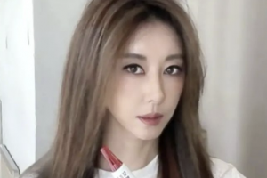 가수 김완선, ‘히어 아이 앰’…전시회 연다