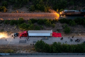 텍사스주 도로에 버려진 트럭 화물칸에서 46구의 주검이