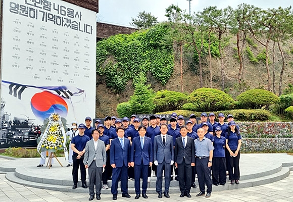 세종대 배덕효(앞줄 오른쪽 세 번째) 총장과 국방시스템공학과 교수 및 학생들이 천암한 46용사 추모비를 찾아 추모한 뒤 기념촬영을 하고 있다. 세종대 제공