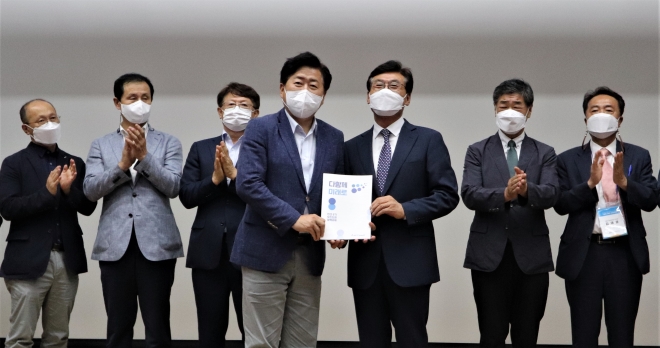 오영훈 제주특별자치도지사 당선인(앞 왼쪽)이 28일 제주웰컴센터에서 열린 도민중심 오영훈 도정, 미래 비전 및 도정과제 보고회에서 송석언 인수위원장으로 부터 도정과제 책자를 전달받고 있다. -인수위 제공 