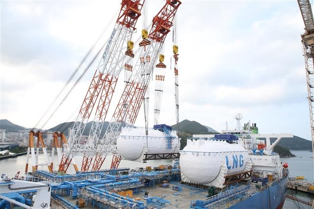 대우조선해양 옥포조선소에서 세계 최초로 고망간강 소재의 액화천연가스(LNG) 연료탱크가 초대형 원유운반선에 설치되고 있다. 포스코 제공