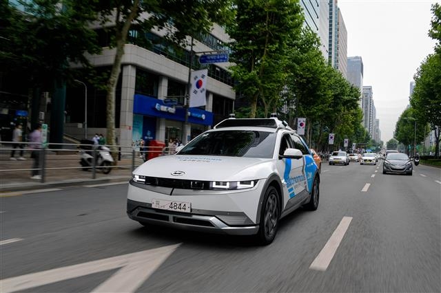 현대자동차의 전용 전기차 ‘아이오닉5’를 기반으로 제작된 자율주행 택시 ‘로보라이드’가 서울의 한 도로에서 시범 운행되고 있다. 현대차그룹 제공