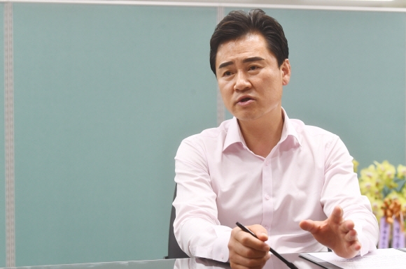 오언석 서울 도봉구청장 당선인이 지난 27일 도봉구민회관에 마련된 민선 8기 도봉구청장직인수위원회 사무실에서 취임 후 구정 방향에 대해 설명하고 있다. 안주영 전문기자