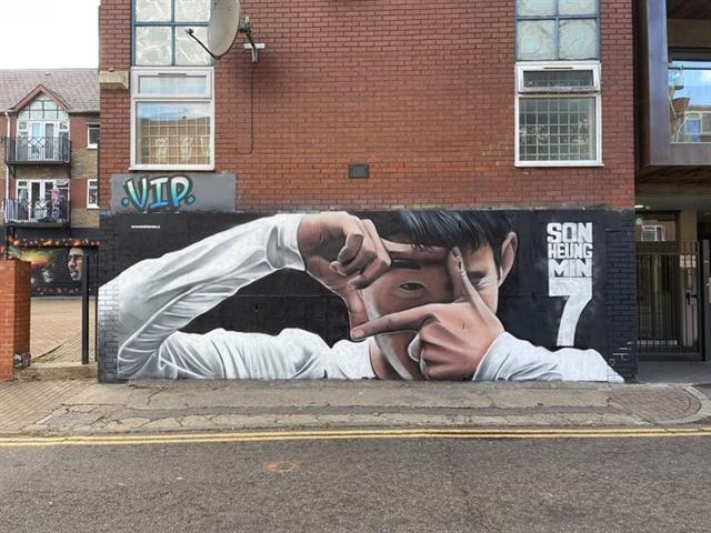 28일(한국시간) 영국 북런던 스톤리 거리에 공개된 손흥민의 ‘찰칵 세리머니’ 벽화. 스퍼스웹 트위터 캡처