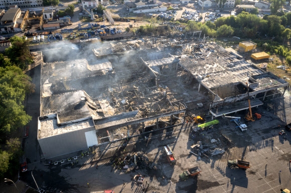 G7 추가 제재한 날… 러, 1000명 머물던 우크라 쇼핑몰 폭격 우크라이나 중부 도시인 크레멘추크의 대형 쇼핑몰이 러시아 전략폭격기의 순항미사일 공격 다음날인 28일(현지시간) 처참하게 파손된 채 연기를 내뿜고 있다. 우크라이나 당국은 폭격 당시 1000명이 넘는 민간인이 쇼핑몰 안에 있었다고 밝혔다. 주요 7개국(G7) 정상들은 폭격 직후 낸 공동성명에서 “무고한 민간인에 대한 러시아의 무차별적인 공격은 전쟁범죄”라고 비난했다. 크레멘추크 AP 연합뉴스