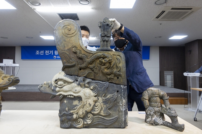 국립해양문화재연구소 관계자들이 29일 서울 종로구 국립고궁박물관에서 검파를 꽂은 취두의 완전체를 선보이고 있다. 류재민 기자