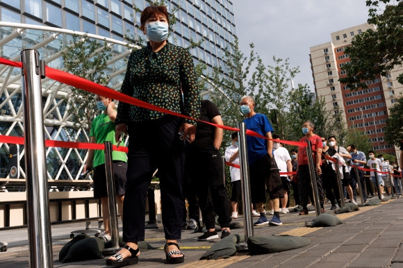 중국에서 지역 간 이동을 모두 해제한 29일 수도 베이징에서 주민들이 코로나19 핵산 검사를 받기 위해 길게 줄을 서 있다. 베이징에서는 최소 3일에 한 번씩 핵산 검사를 받고 음성 판정을 받아야 공공장소에 출입할 수 있다. 베이징 로이터 연합뉴스