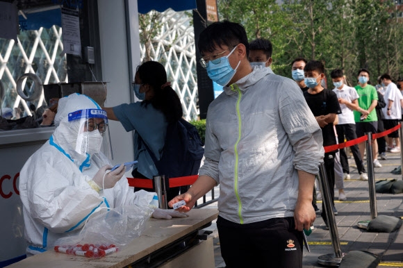 중국 베이징에서 주민들이 코로나19 검사를 받고 있다. 2022.6.29 로이터 연합뉴스