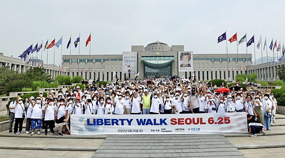 ‘리버티 워크(LIBERTY WALK) 서울’ 걷기 행사 참여자들이 걷기 행사 전 단체 사진을 찍고 있다. 부영그룹 제공