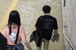 폭우 쏟아진 출근길…신발 벗고, 전철 타는 시민들