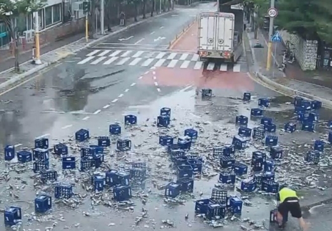 지난 29일 강원도 춘천시 퇴계동의 한 거리에서 좌회전하던 트럭에서 맥주병 2000여개가 쏟아졌다. SBS 캡처
