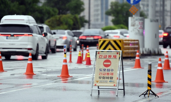 중부 대부분 지역에 호우 특보가 발효된 30일 서울 성수JC 구간에서 차량진입이 통제되고 있다. 이날 동부간선도로는 중랑천 수위 상승으로 전 구간(수락지하차도∼성수JC)의 차량 진입이 전면 차단됐다. 2022. 6. 30 박윤슬 기자