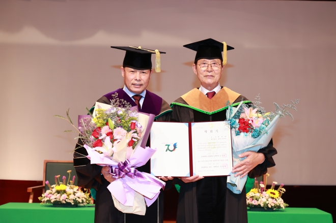 전남대학교는 지난 29일 교내 용봉홀에서 국가 및 지역사회 발전과 사회봉사에 공헌한 박치영 회장에게 명예 경영학박사 학위를 수여했다.