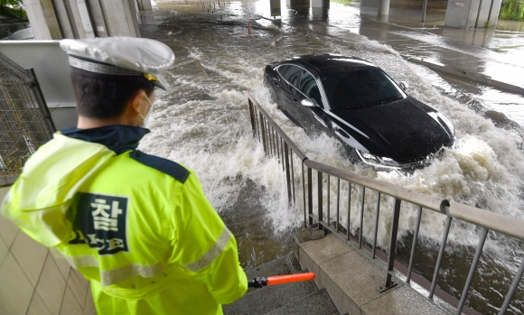 폭우로 인해 반포한강시민공원 일대가 침수된 30일 서울 잠수교 남단에서 둔치주차장에 주차됐던 차량들이 주차장을 빠져나오고 있다. 2022.6.30 박지환기자