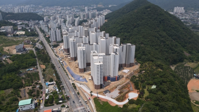 도시공원 일몰제에 따라 순천시가 2016년부터 망북지구와 삼산지구 공원에서 민간공원 조성 특례사업을 추진중이다.  사진은 공사가 80%가량 진행된 삼산지구 모습. 